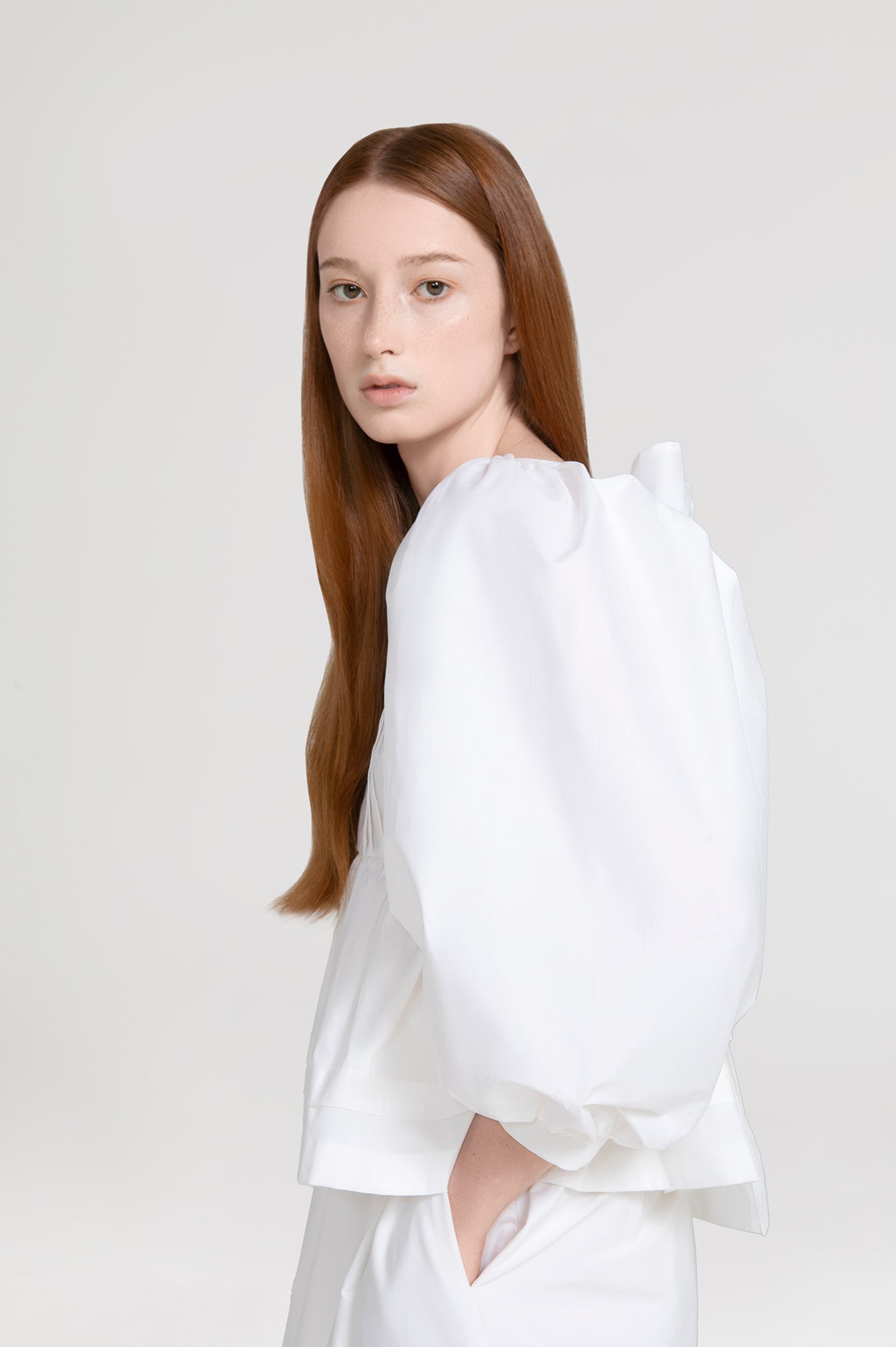 Lily Blouse in white – ASYMÉTRIE